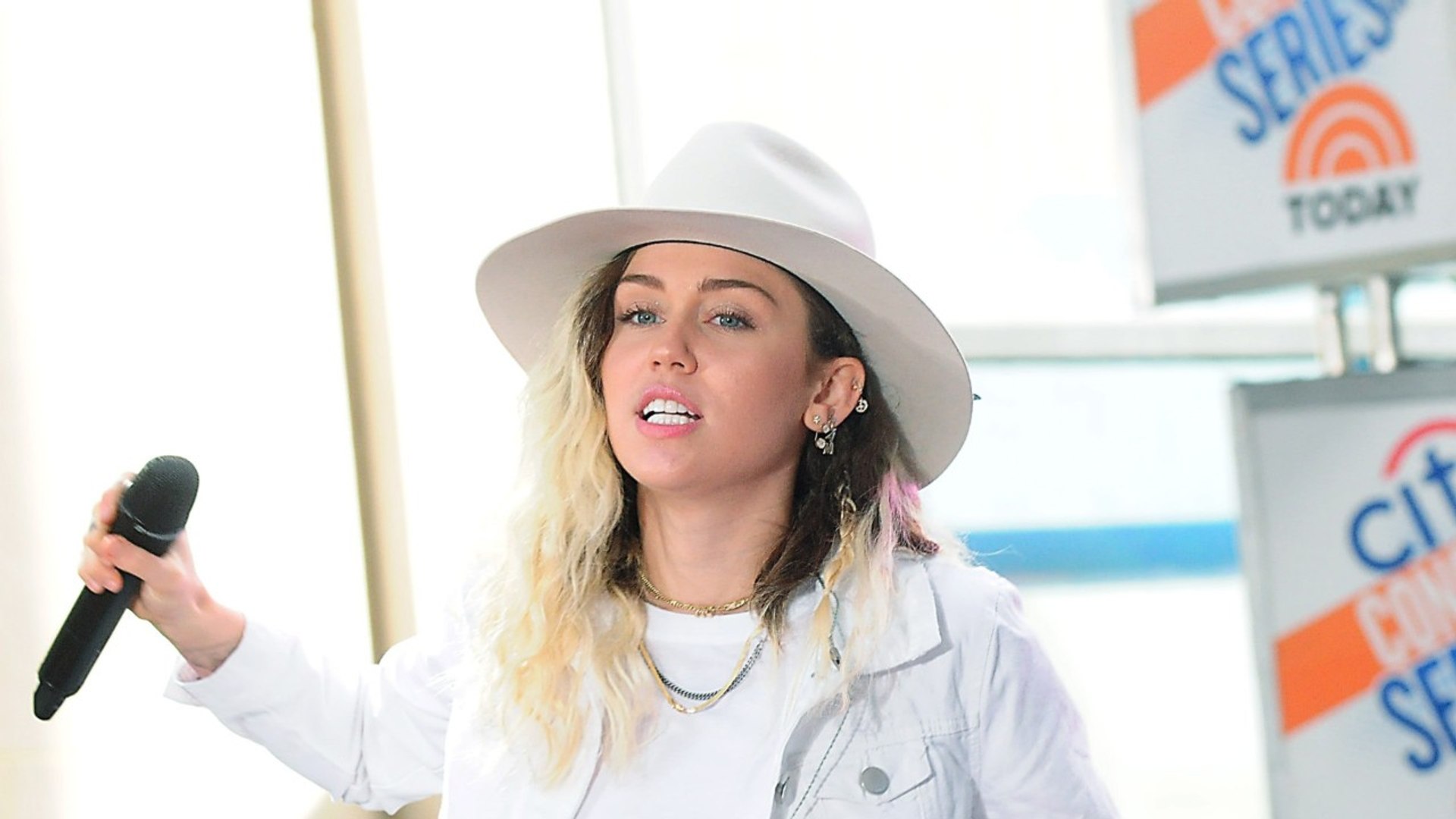 Miley Cyrus Describes Herself as 'Genderless'