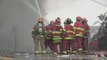 Bomberos combaten fuerte incendio en centro histórico de Lima