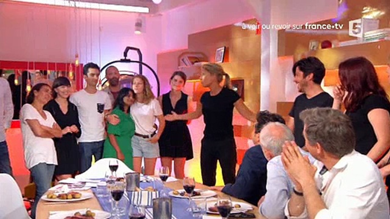 Les derniers mots, hier soir d'Anne-Sophie Lapix aux équipes de C à vous: "Ca me brise le coeur de vous quitter"