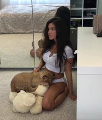 Yavru aslanla aslan kralın bir sahnesini canlandıran rus model..