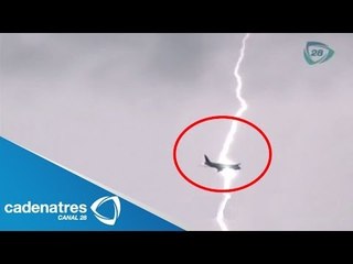 IMPRESIONANTE- Cae rayo en pleno vuelo de un avión  (VIDEO)