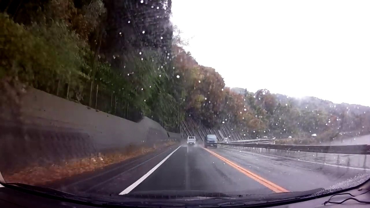 軽トラ　スリップ事故