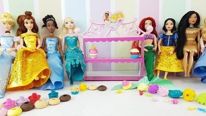 Télécharger la video: Princesas Disney en una Fiesta de Cupcakes Juguetes con las muñecas de Elsa, Bella, Ariel