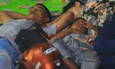 Kelelahan, Para Pemudik Tidur di Trotoar Pantura