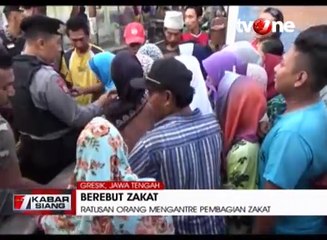 Ratusan Orang Mengantre Pembagian Zakat
