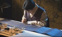 Seniman Korea Ini Melukis Transkrip Emas dengan Presisi