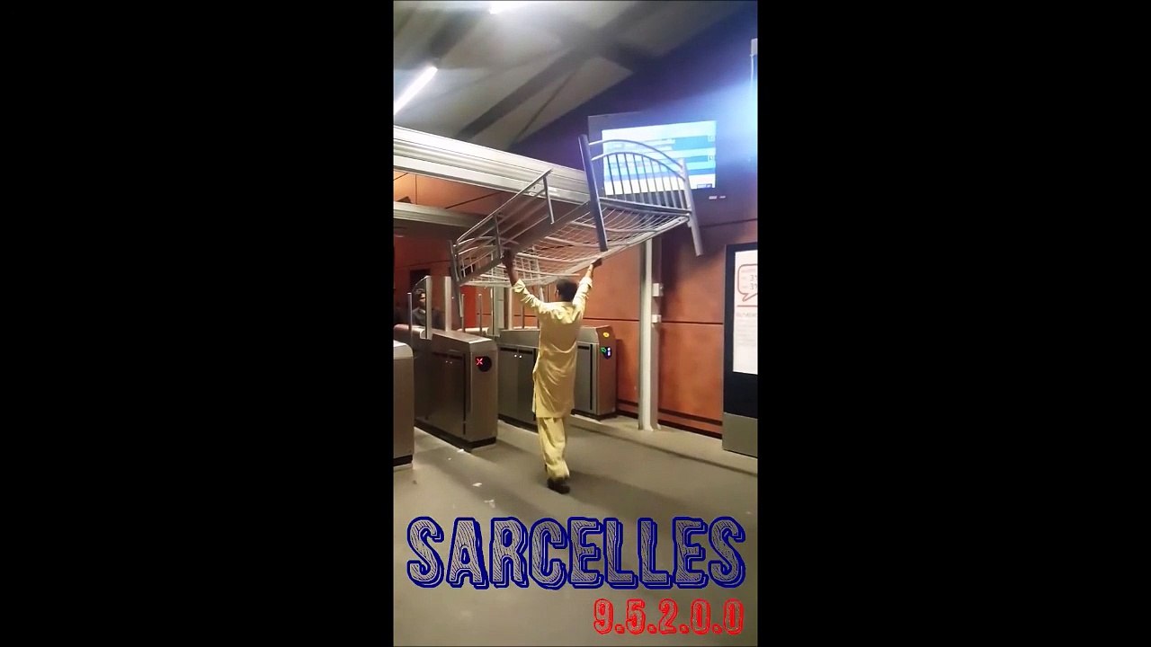 Quand tu veux prendre le RER avec ton lit et ton sommier...