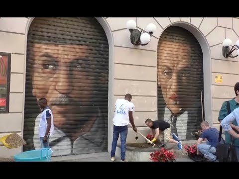 Napoli - I migranti curano le aiuole davanti al teatro di Eduardo De Filippo (23.06.17)