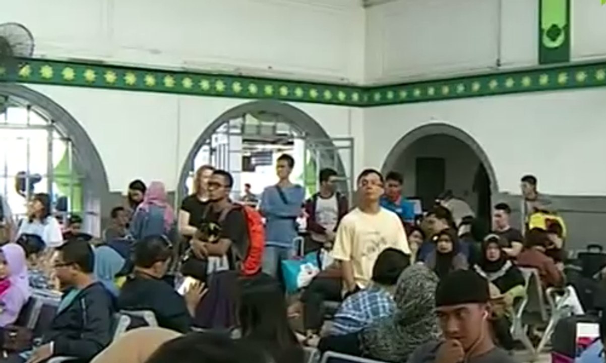 Pemudik Terus Padati Stasiun Pasar Senen