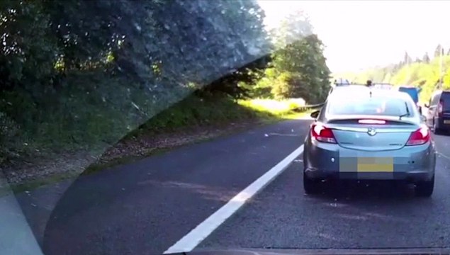 Il n'aurait pas du doubler sur la bande d'arret d'urgence... FAIL