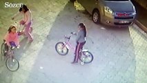 9 Yaşındaki kızın başına parke taşıyla vurdu kaçtı