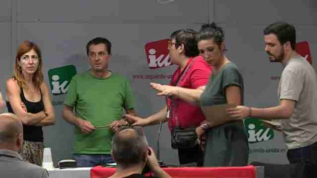 Garzón reparte invitaciones de su boda al llegar a la Asamblea Política de IU