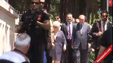 Cumhurbaşkanı Erdoğan anne ve babasının kabrini ziyaret etti