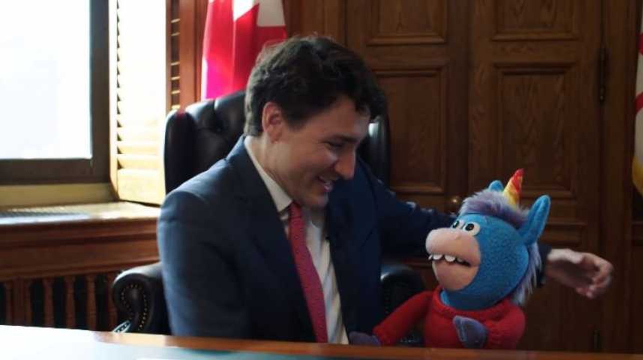 Justin Trudeau le Premier ministre canadien fait un énorme câlin à une licorne en peluche (Vidéo)