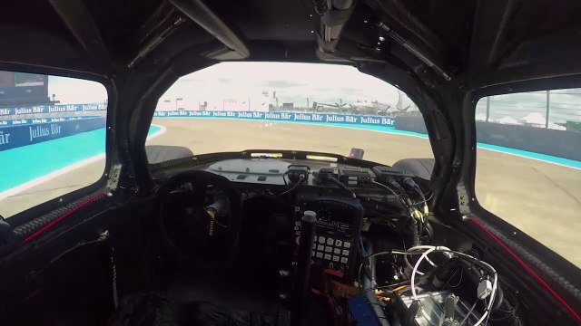 Une voiture autonome sans chauffeur roule sur un circuit à Berlin