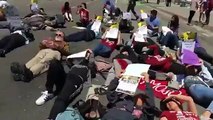 Un motard conduit à travers des manifestants anti-Trump allongés au sol
