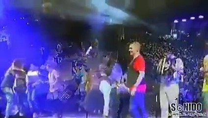 Peter Manjarres presume a su esposa en uno de sus conciertos