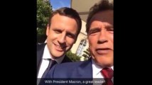 Emmanuel Macron reçoit Arnold Schwarzenegger et fait une vidéo Snapchat avec l’acteur ! (Vidéo)