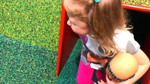 Enfants pour et sur Nastya vlogs poupée bébé promenades en montagnes russes aire de jeux boom petite vidéo