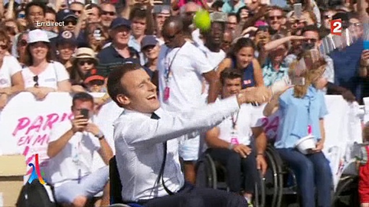 Assis sur un fauteuil roulant, Emmanuel Macron s'essaye au tennis handisport - Regardez