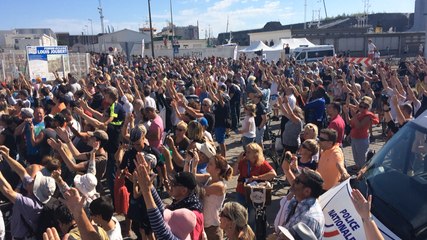 La foule salue le retour au pays du Queen Mary 2