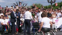 emmanuel macron tape des balles et s'essaye au tennis fauteuil