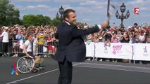 Emmanuel Macron joue au tennis en fauteuil roulant pour soutenir la candidature de Paris aux JO 2024