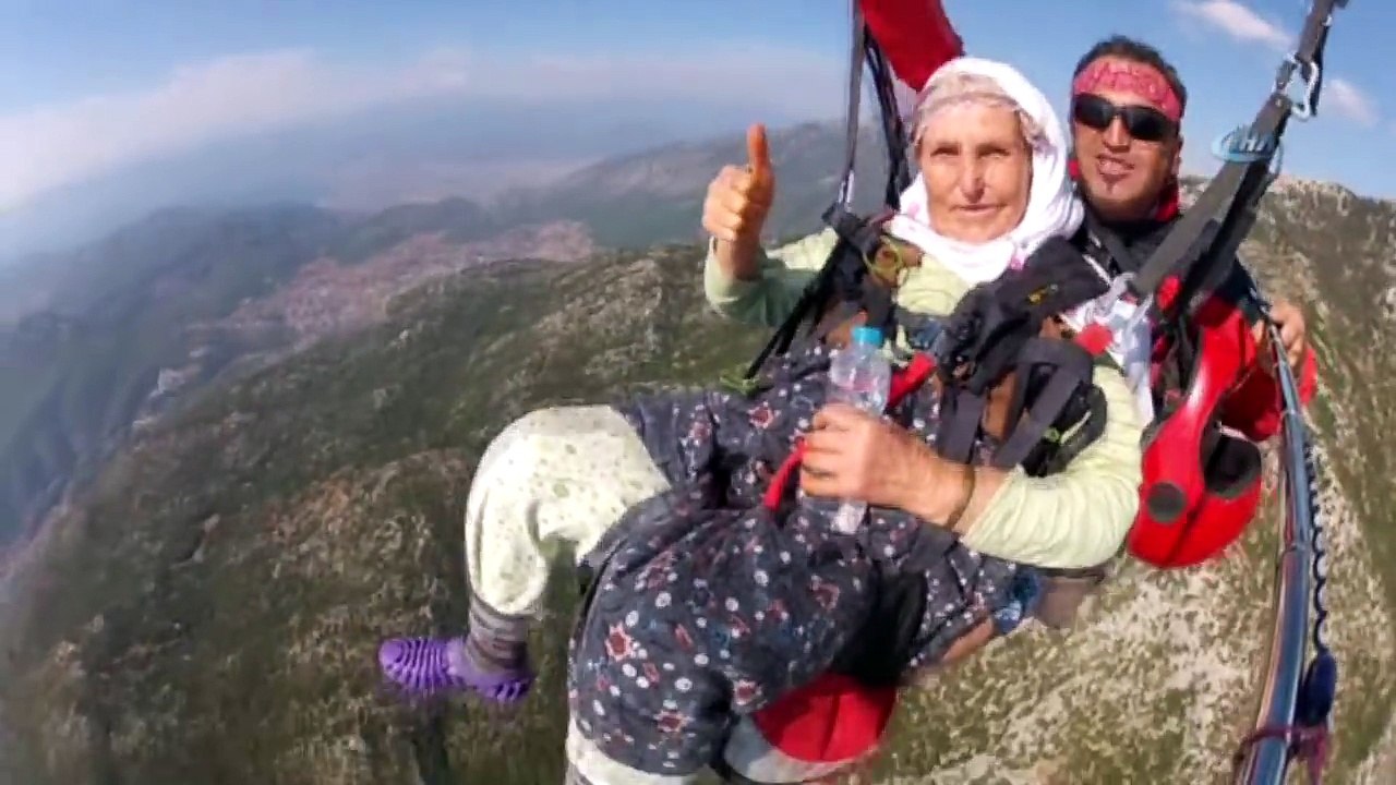 87 Yaşında Paraşütle Atlayan Halime Nine Fenomen Oldu izleyin
