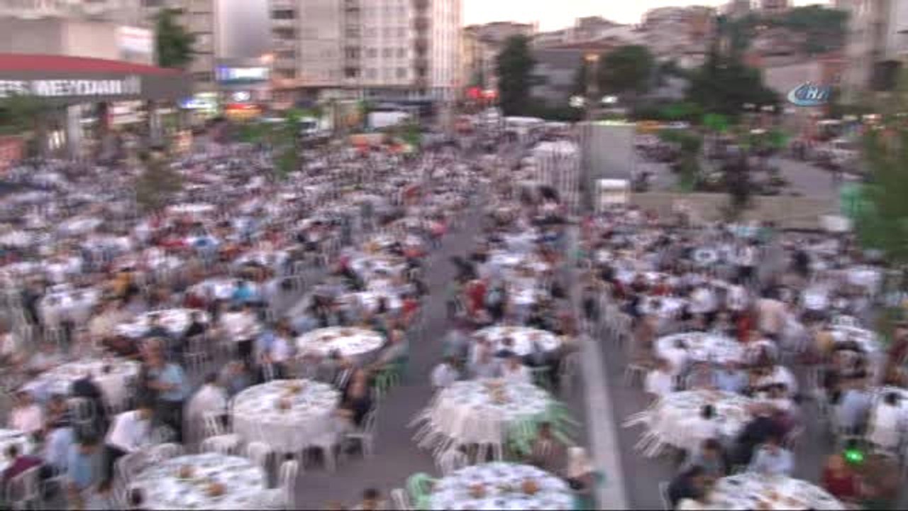 Bursa Büyükşehir Belediye Başkanı Altepe, Mustafakemalpaşa'da Orucunu Vatandaşlarla Açtı