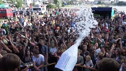 У Хмельницькому на молодіжному фестиваль влаштували пінну веірку