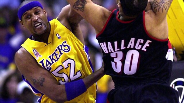 The Time Kobe Bryant Sucker Punched His Teammate In The Face !
