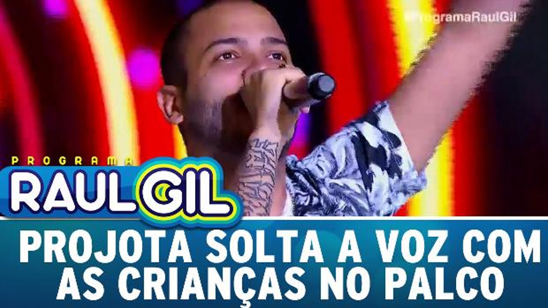 Projota solta a voz junto com as crianças de Raul Gil