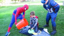 Drôle brut film farce vase homme araignée super-héros contre Bathtime joker thor superman super