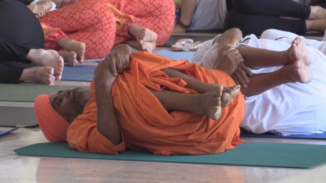 Centenares de nicaragüenses asisten al cierre del Día Internacional del Yoga