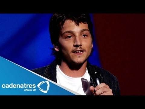 Diego Luna cambia la actuación por las clases de español / Diego Luna teaches Spanish