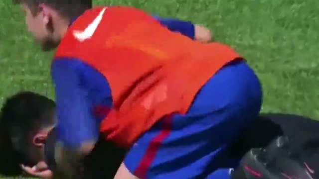 بالفيديو..صغار البارسا يواسون صغار الاتليتي بعد هزيمتهم