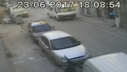 Silahlı Kavga Kamerada: Yoldan Geçen Biri Lise Öğrencisi 2 Kişi Yaralandı