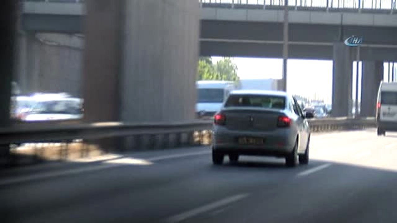 İstanbul'da Bayram Trafiği Çilesi... Tem Otoyolu'nda ve E-5'te Kalan Sürücüler İsyan Etti