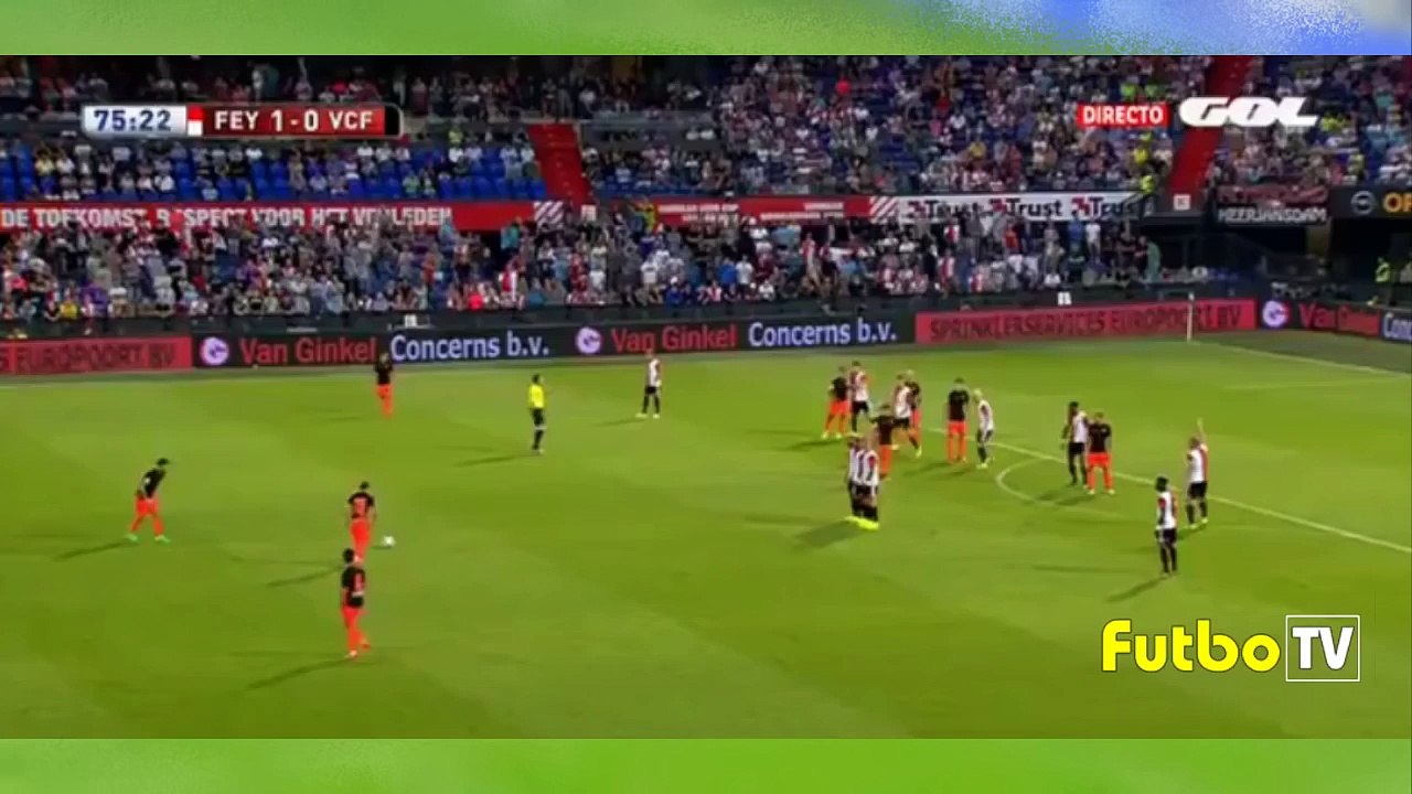 Álvaro Medrán, yaradana sığınarak vuruyor. (Feyenoord 2-1 Valencia, )