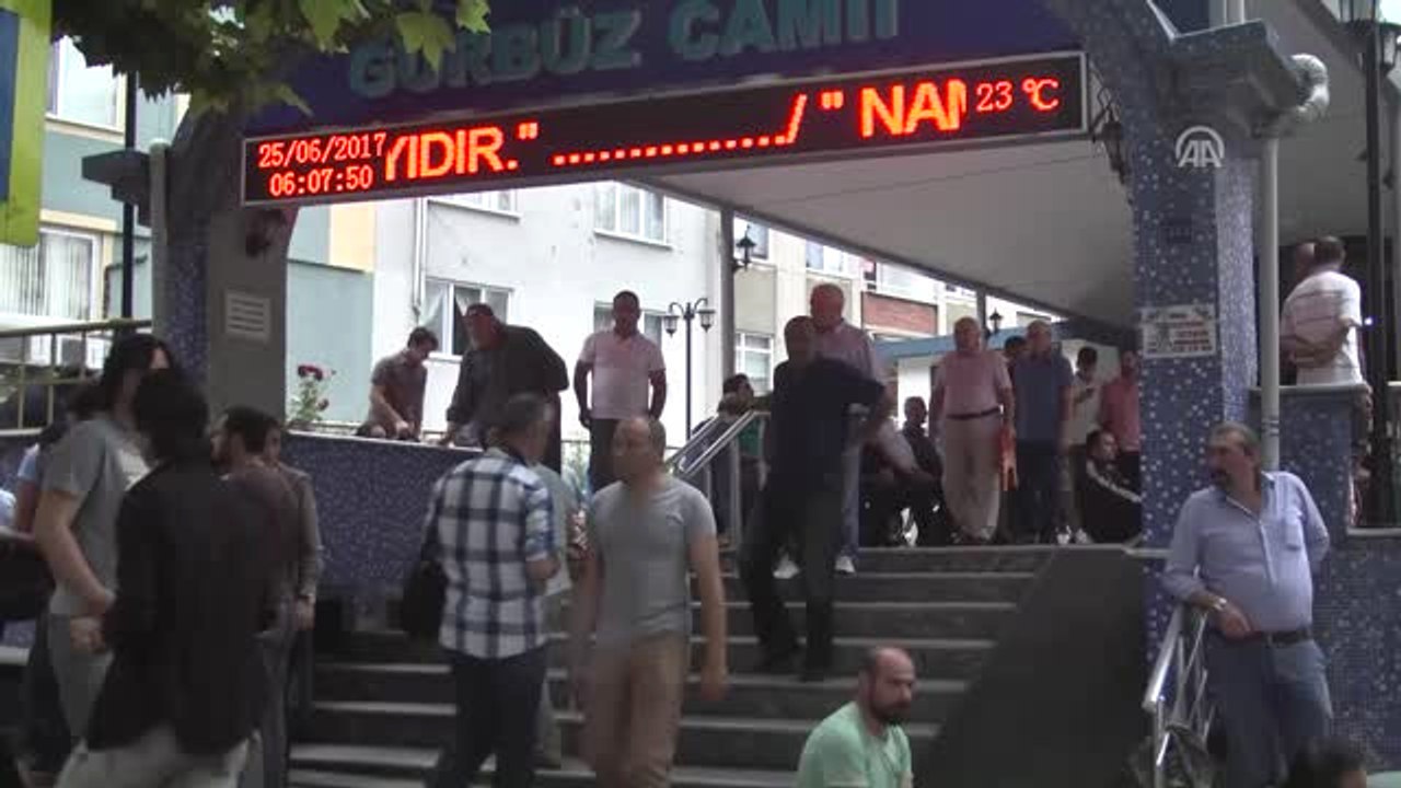 Bakan Kılıç Bayram Namazını Ilkadım Ilçesindeki Gürbüz Camisi'nde Kıldı