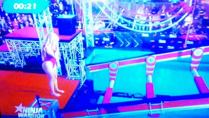 Une femme dans Ninja Warrior s'est mise toute nue