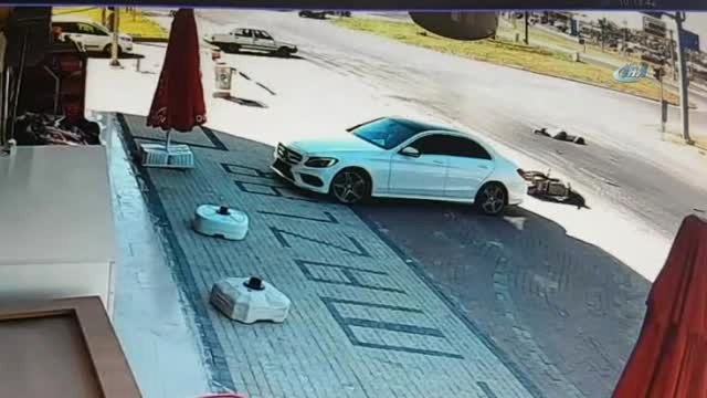 Kırmızı Işıkta Geçen Otomobil Motosiklete Böyle Çarptı: 1 Yaralı