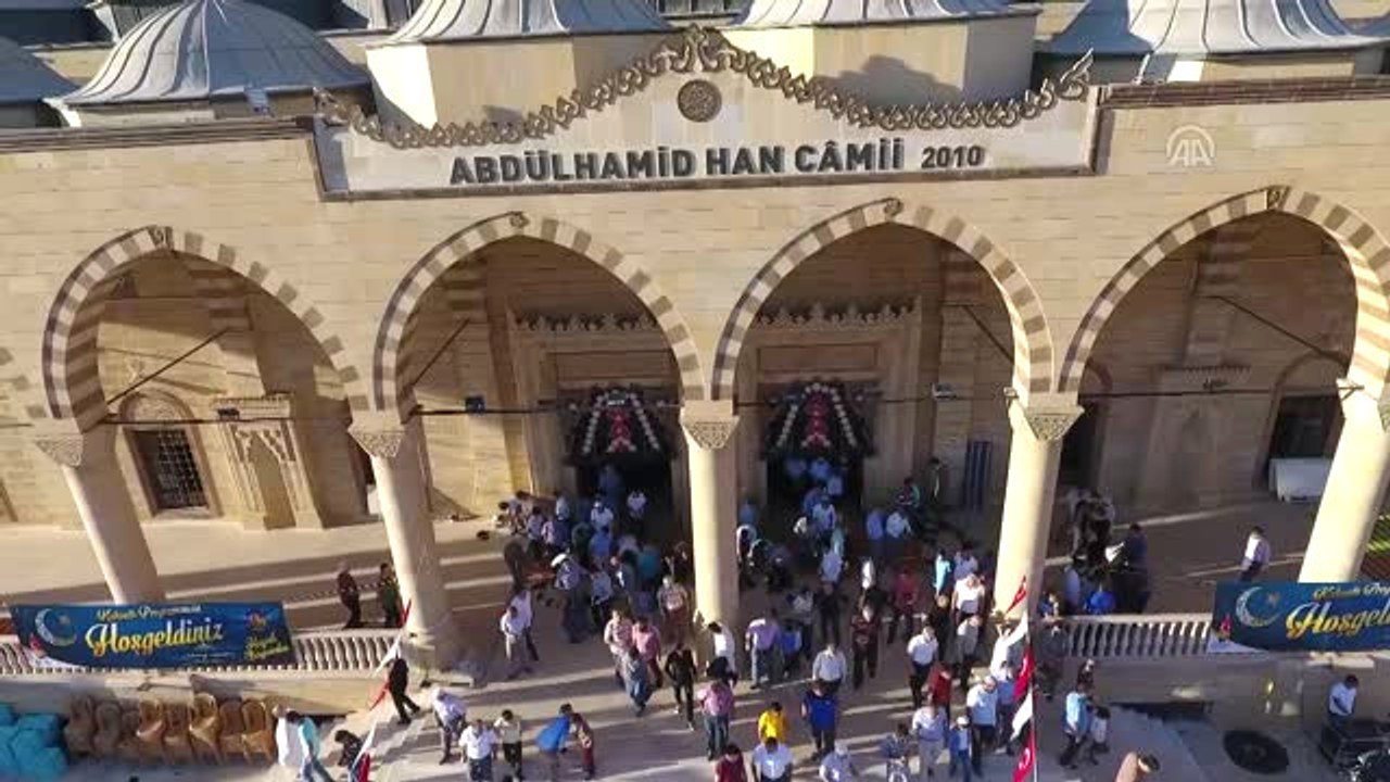 Başbakan Yardımcısı Kaynak, Bayram Namazını Abdülhamithan Camisi'nde Kıldı