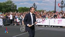 À l'aise, Emmanuel Macron mouille la chemise pour Paris 2024
