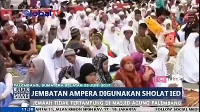 Jamaah Salat Ied Membludak Hingga ke Jembatan Ampera