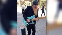 BILLY GIBBONS (ZZ TOP) joue incognito dans la rue !