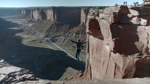 En équilibre à 260m au dessus du vide... Dingue