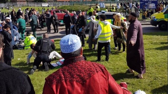 İngiltere'de Alarm! Araç Bayramlaşan Kalabalığın Arasına Daldı: 5 Yaralı