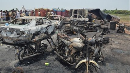 Más de cien muertos calcinados enlutan el fin del Ramadán en Pakistán