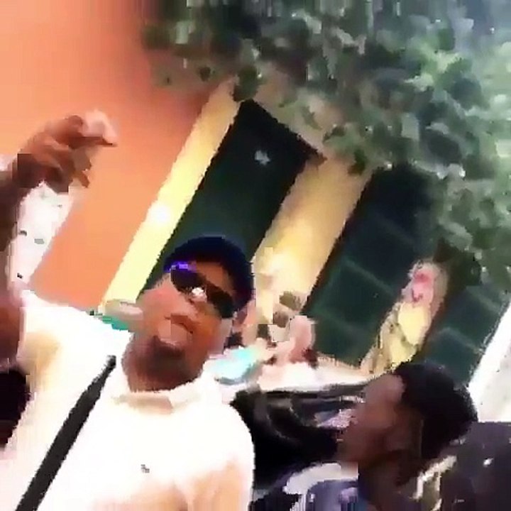 Deux rappeurs colombiens improvisent une chanson sur Paul Pogba en pleine rue !
